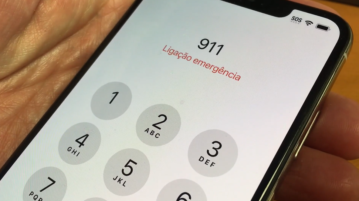 How to call 911 and display emergency contacts on a locked smartphone ...