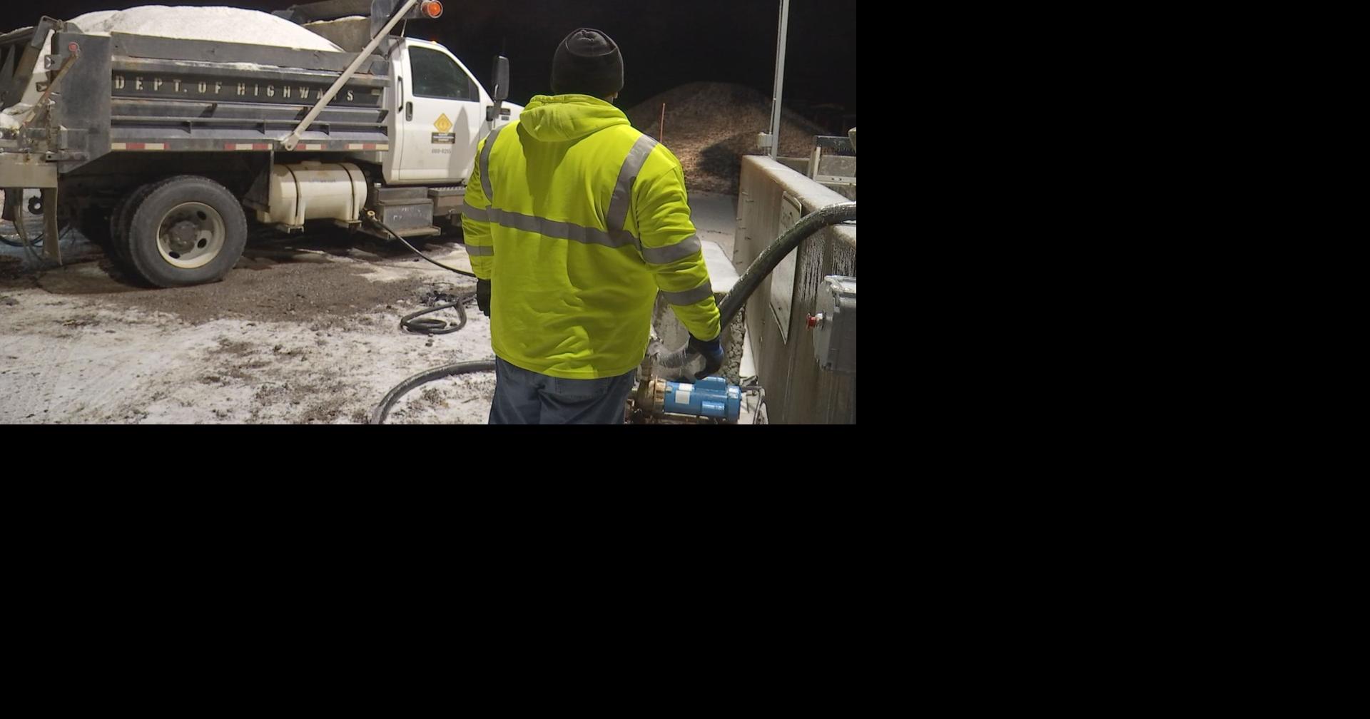 Kentucky Transportation Cabinet crews at work treating icy and slick ...