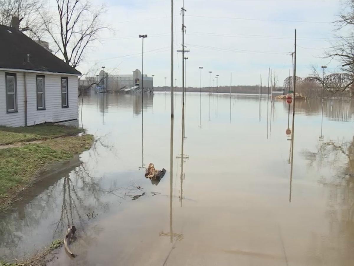 Illinois governor visits southern Illinois to survey flooding Flood