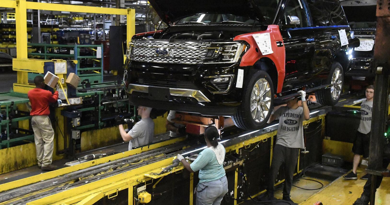 Auto workers threaten to strike again at Ford's huge Kentucky truck plant in local contract dispute - Vimarsana News