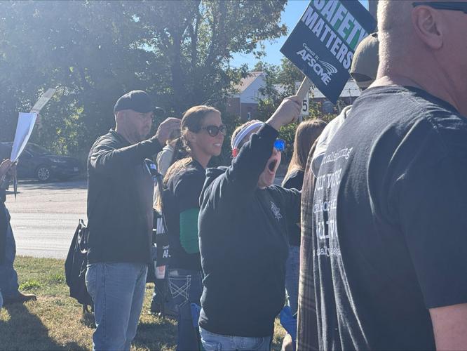 Local Illinois State Prison employees picket over unsafe work