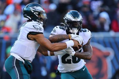 Hurts runs for 3 TDs as Eagles squeeze by Bears 25-20