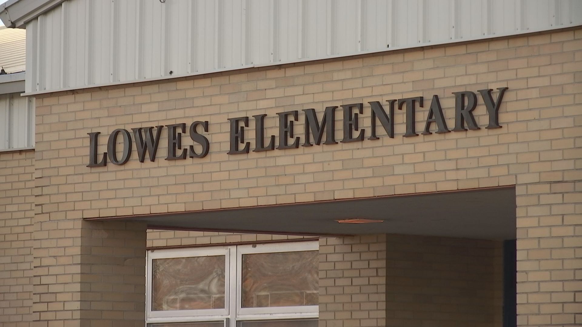 Community shows support for Lowes Elementary during board of education meeting - Vimarsana News