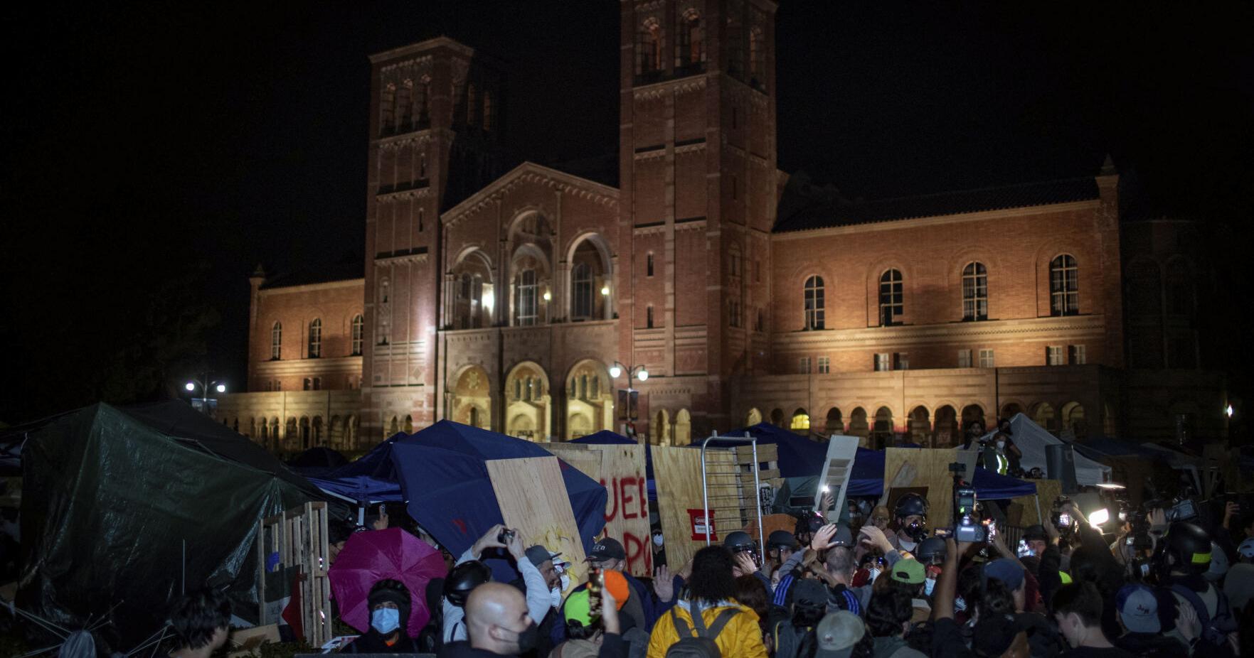 Dueling protesters clash at UCLA hours after police clear pro-Palestinian demonstration at Columbia - Vimarsana News
