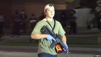Teen charged in Kenosha killings stalls return to ...