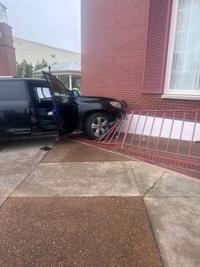 Suspect arrested after police chase ends in bank crash, foot pursuit ...