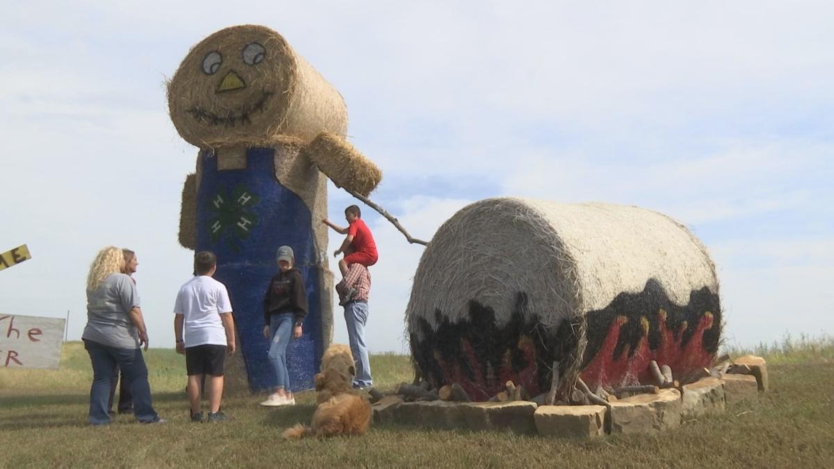 Hay Bales For Helping Hands Family Creates Colorful Displays To Benefit Food Pantry News Wpsd Local 6