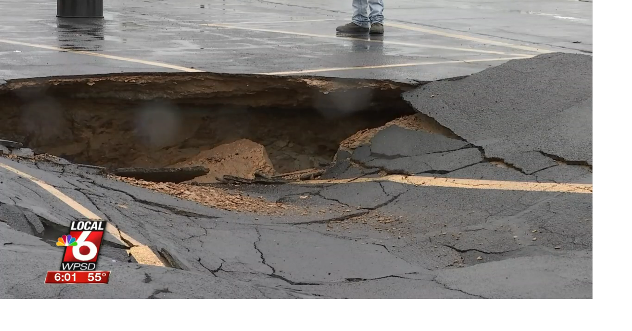 Apparent sinkhole opens up at Spirit Halloween in Paducah News WPSD