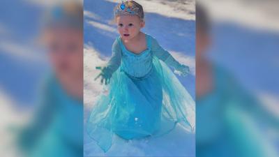 Toddler sings "Let it Go" from "Frozen"