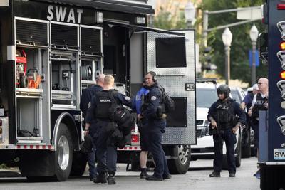 Suspect arrested after shooting 2 St. Louis officers and barricading ...