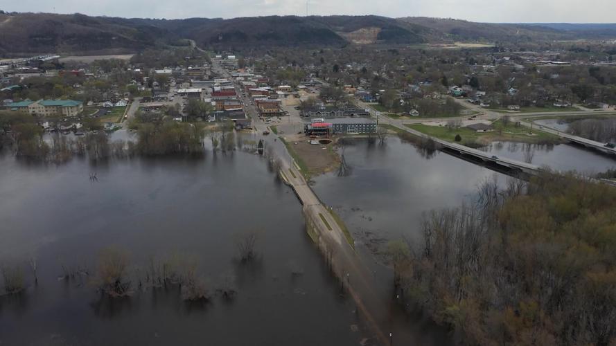Community rallies to fight Prairie du Chien flooding Wisconsin News