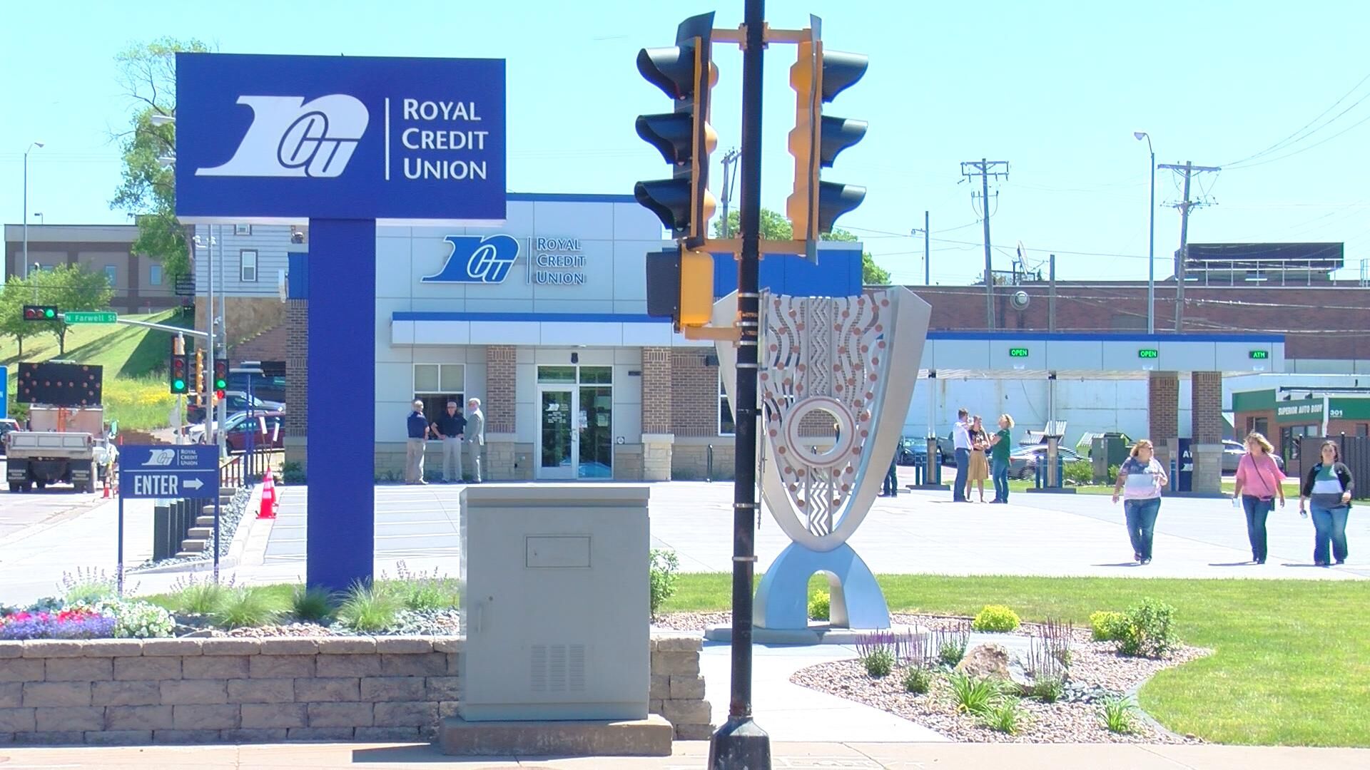 Royal Credit Union cuts the ribbon on new downtown branch near