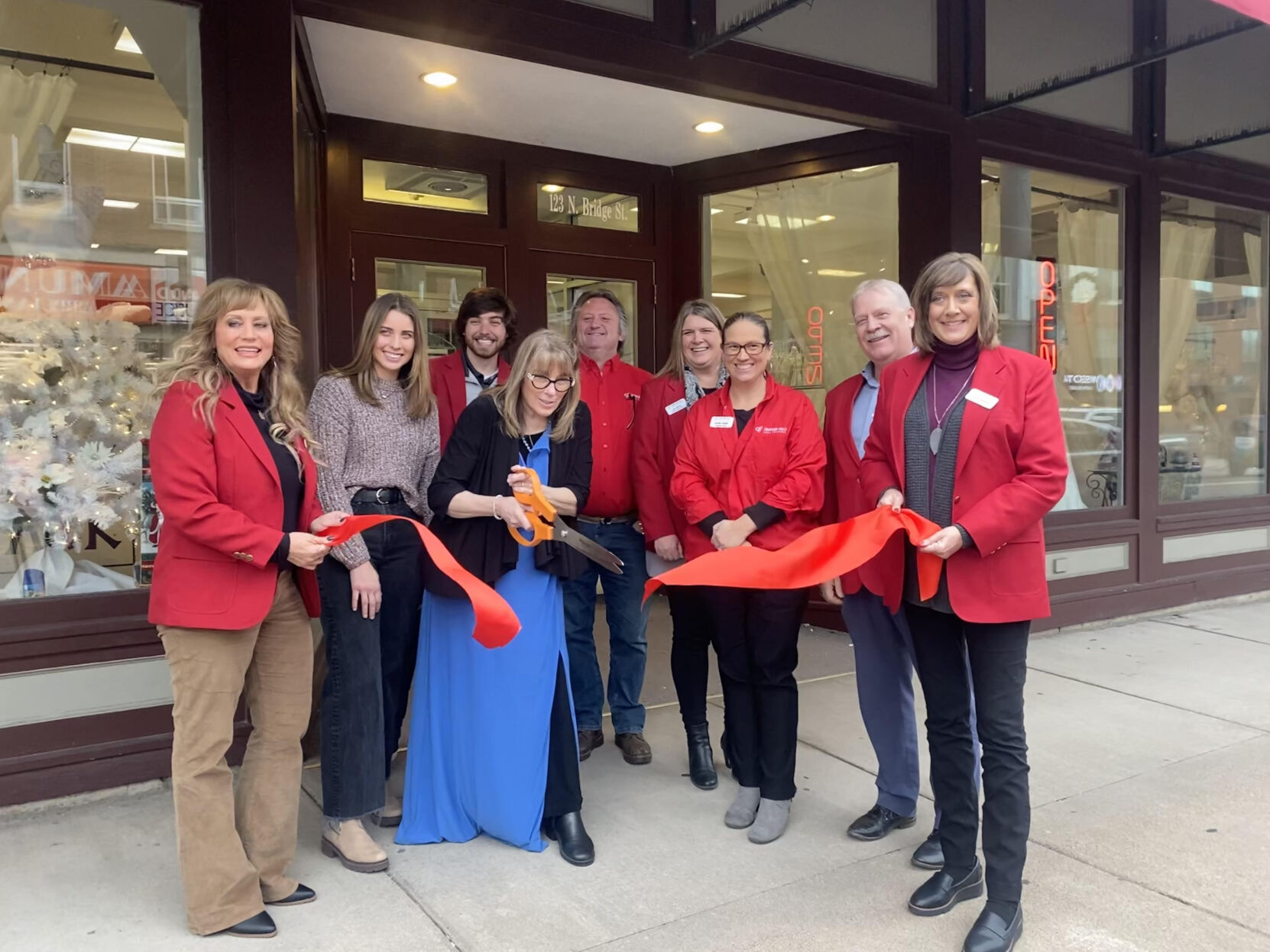 Chippewa Fall s new bridal shop host ribbon cutting ceremony