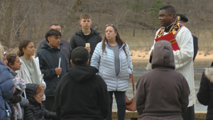 Family of missing boater gathers for prayer, candlelight vigil