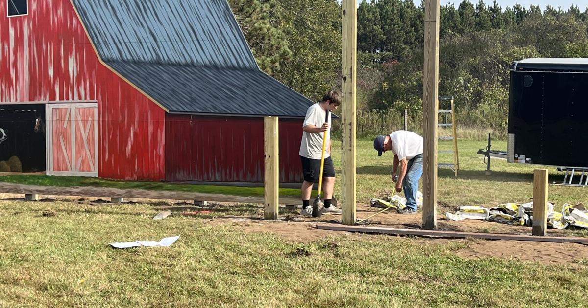 Nationally known artist brings roadside mural to Anthony Acres Charter School