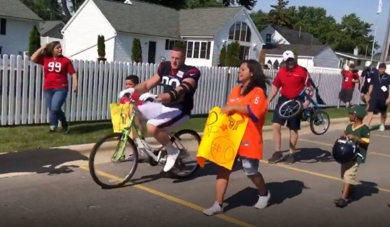 Photos: Fans return to Lambeau Field for bike tradition with players