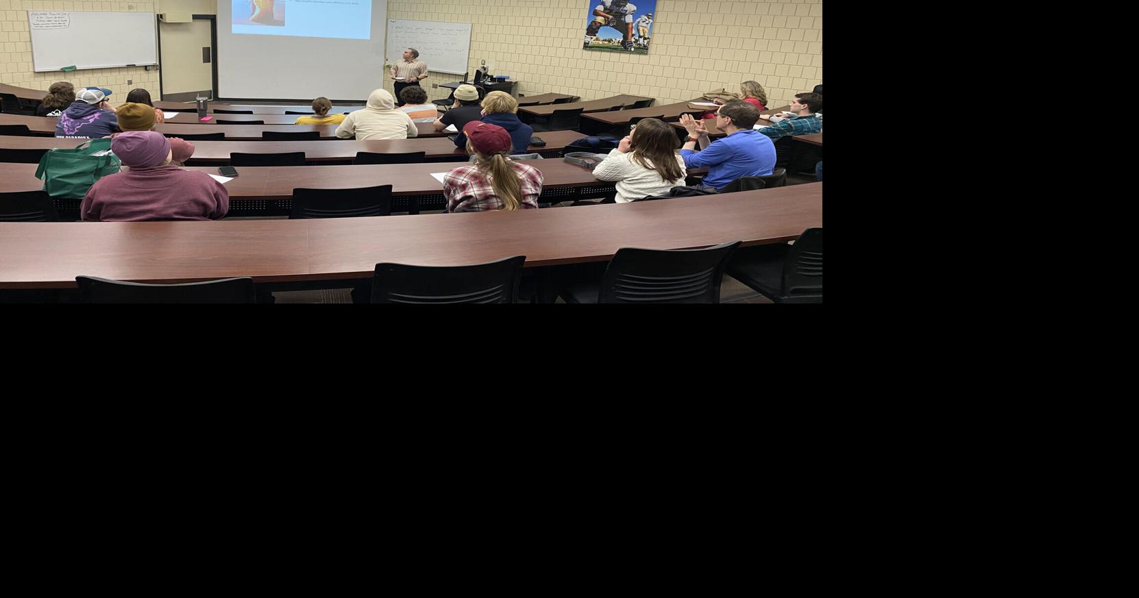 Lectures just as important as training for UWEC Distance Running course