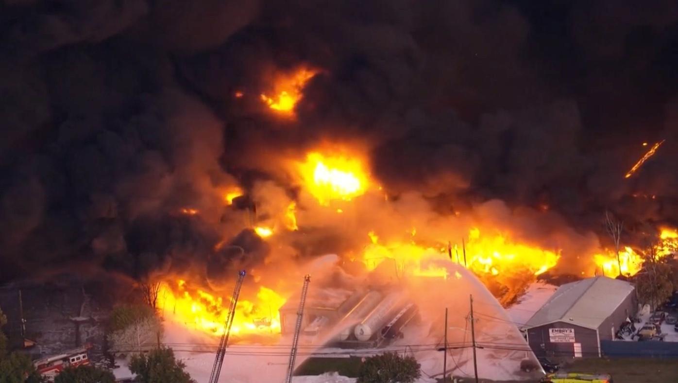 A UPS plane with 3 crew members crashed near the Louisville airport |  National | wrex.com