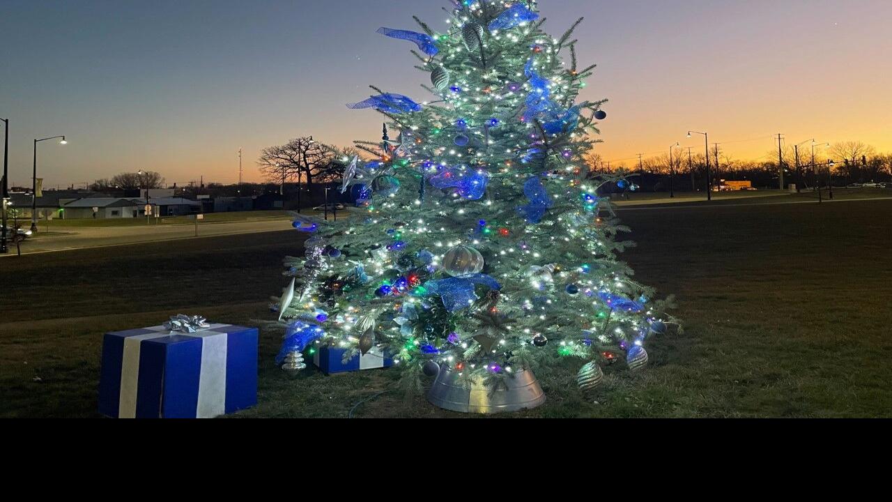 2022 Christmas Rockford Il Rockford Woman Spreads Holiday Cheer With Christmas Tree Lighting | News |  Wrex.com