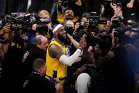 Kareem Abdul-Jabbar honors LeBron James in memorable moment