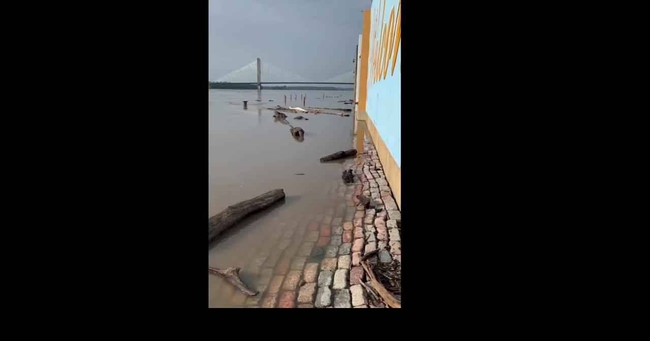 Flooding on Mississippi River reaches wall at Cape Girardeau, MO 