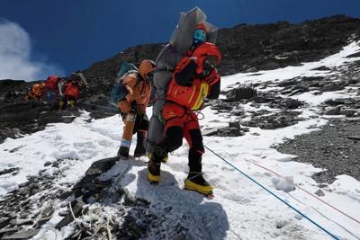 Sherpas pass up Everest summit in order to rescue missing climber