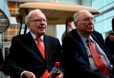 Warren Buffett holds first Berkshire Hathaway meeting without Charlie Munger