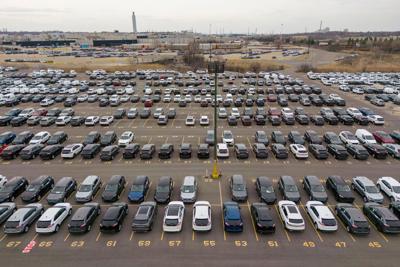 Canadian autoworkers extend negotiations with Ford, delaying a possible strike