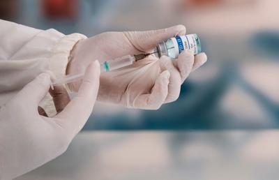 FDA vaccine advisers vote unanimously in favor of updated Covid-19 shot for fall