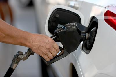 Gas prices will tumble below $3 a gallon soon, government forecasts