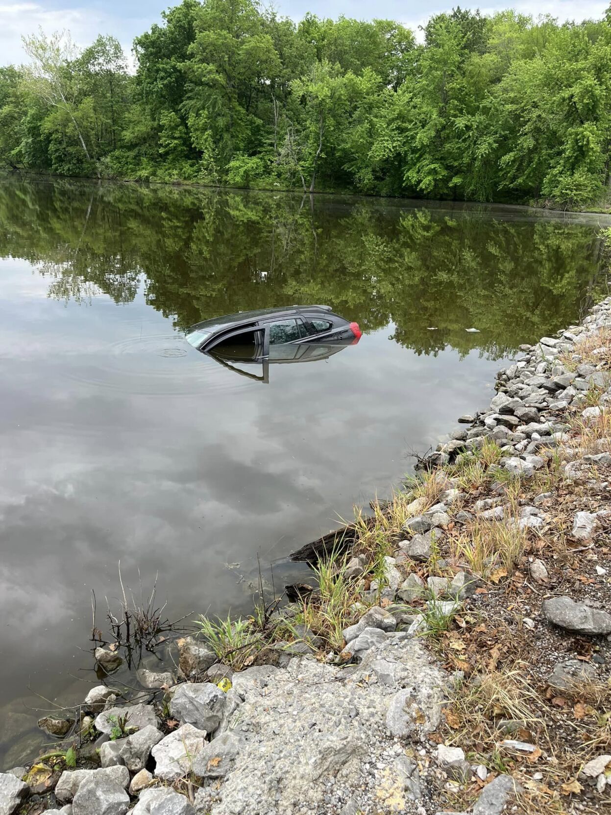 Two escape after vehicle crashes into lake in Franklin County News