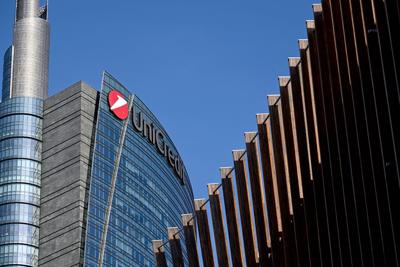 Why these bank stocks aren't getting crushed