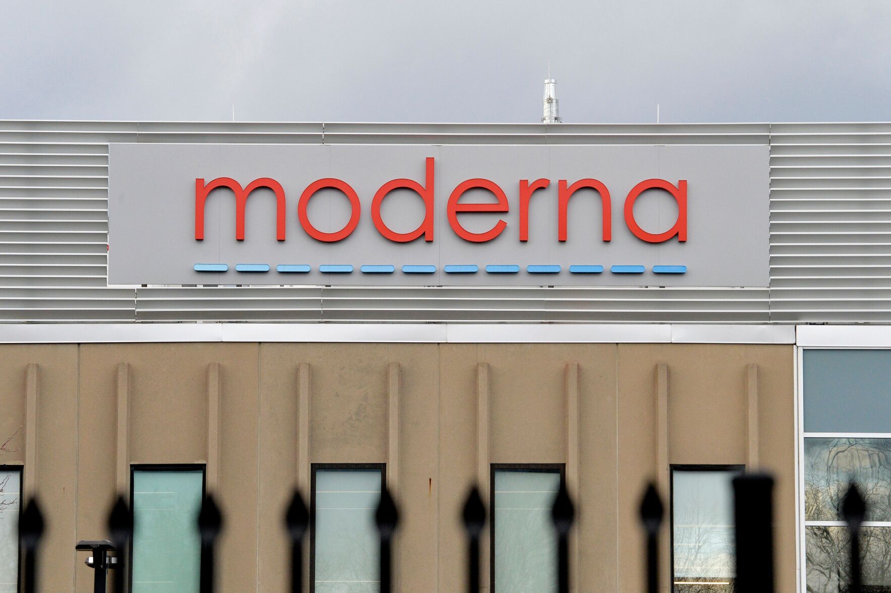 First patients vaccinated in clinical trial of HIV experimental vaccine that uses Moderna's mRNA technology