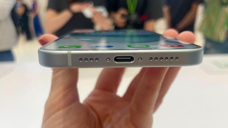 Why Apple's iPhone 15 uses a USB-C charging cable rather than a Lightning  cable - ABC News
