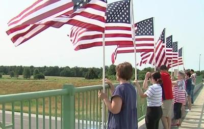 FAMILY-FLYS-AMERICAN-FLAGS-OVERPASS_2021