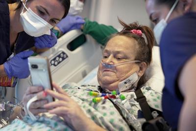 Woman who received pig kidney transplant and heart pump dies