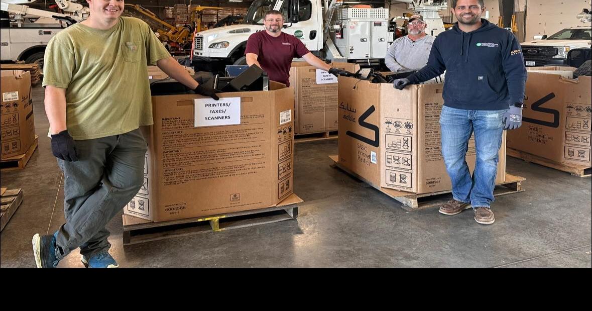 “Community Rally: Nearly 100 People Participate in Major Recycling Event with Local Energy Cooperative!”