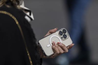Apple announces multibillion-dollar agreement for 5G components made in US