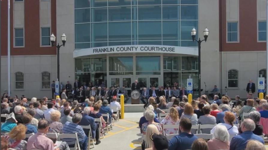 courthouse crowd.JPG