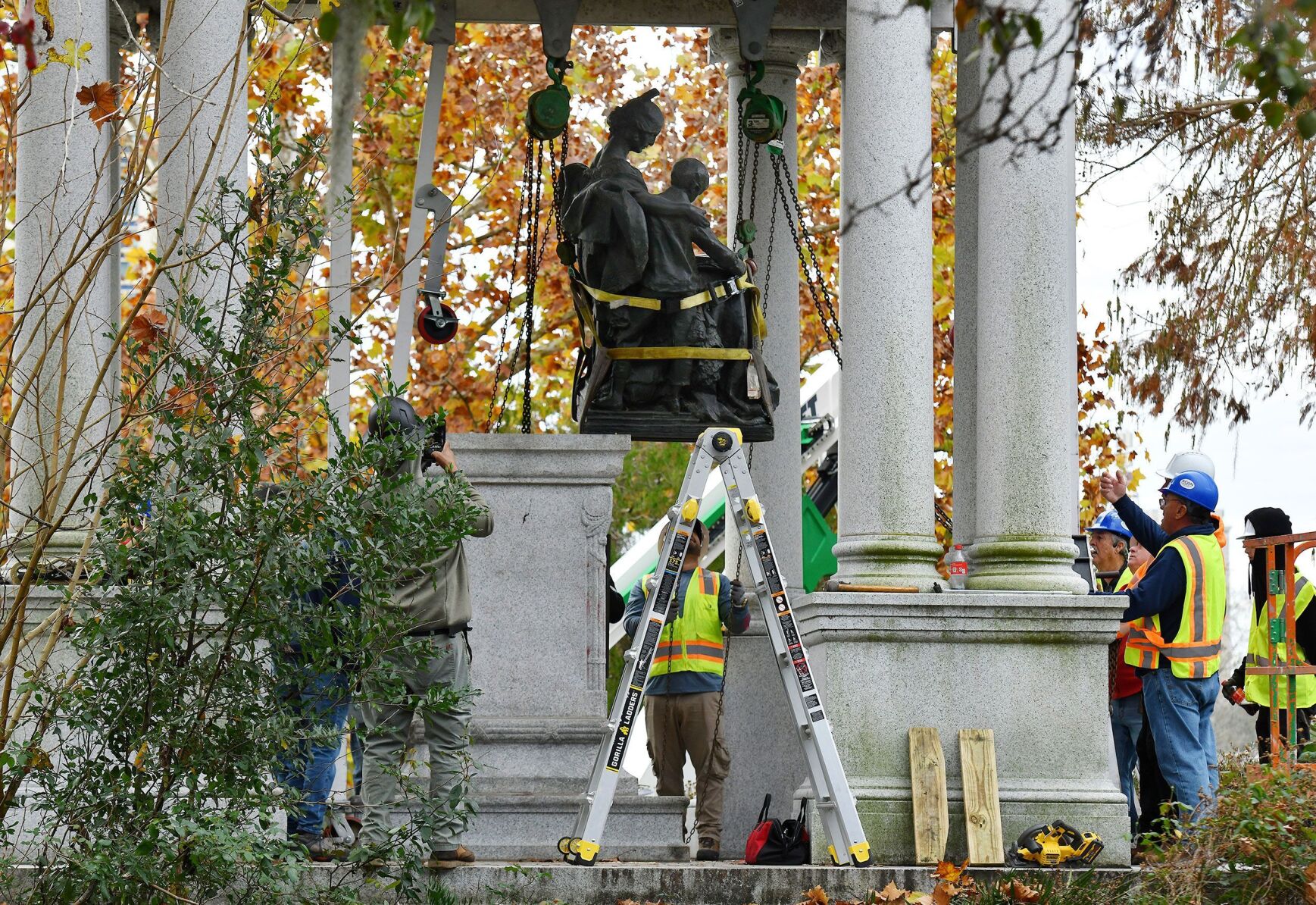 Confederate statues removed from Jacksonville park