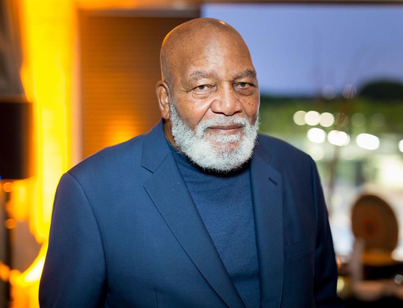 Jim Brown, legendary NFL running back who left the game to become an  activist and actor, has died at age 87, Sports