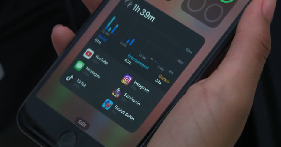 Research highlights dangers of late-night social media scrolling