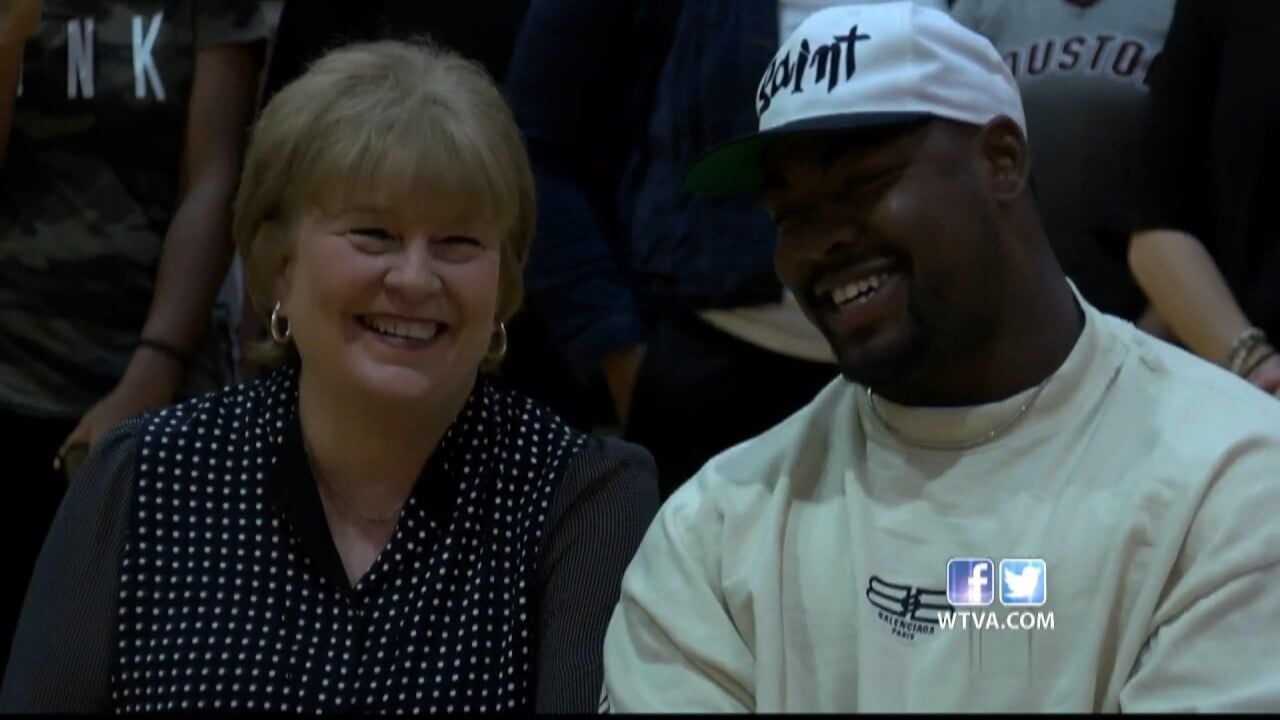 Jones, Catledge express love of home at Houston jersey retirement ceremony, High school sports