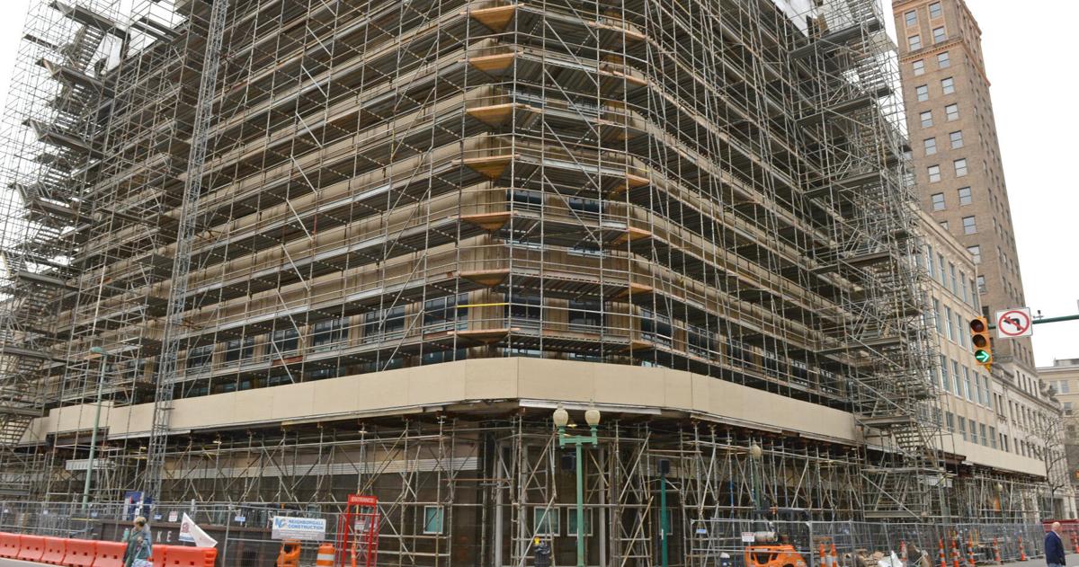 Renovierungsarbeiten am ehemaligen Diamond-Kaufhaus, jetzt Büros des ...