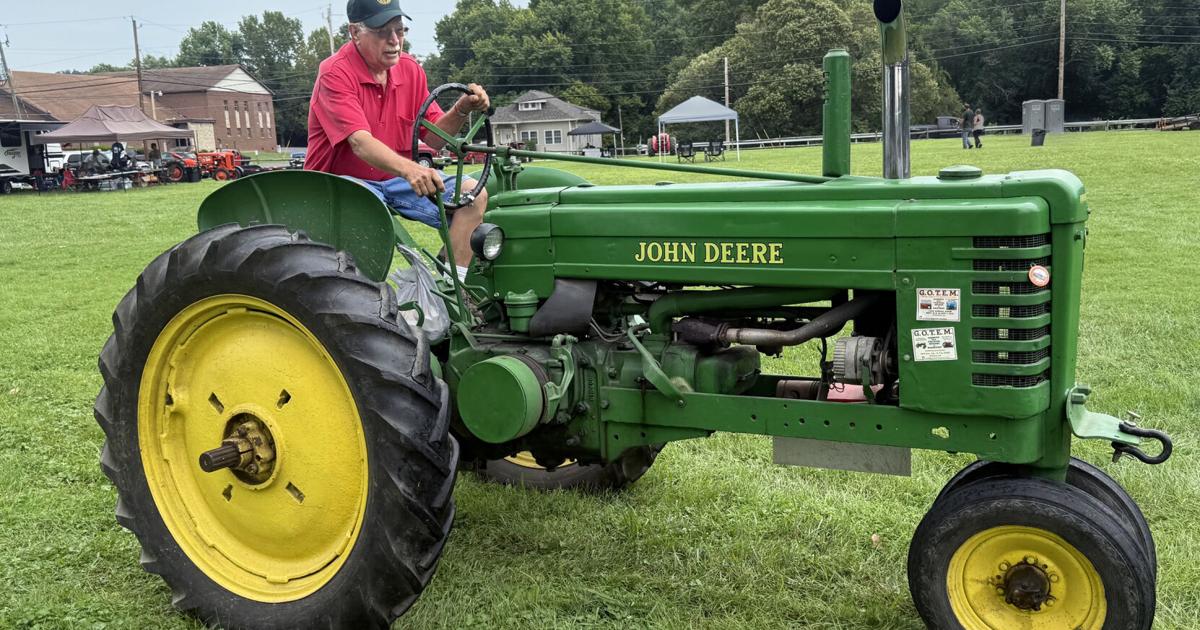 Tractor show1.jpg