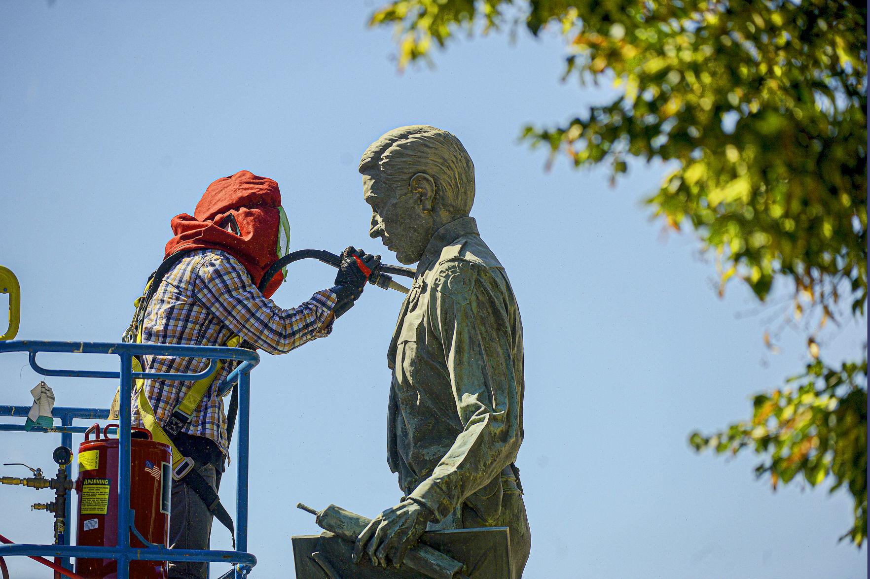 PHOTO Police memorial statue at Capitol cleaned News