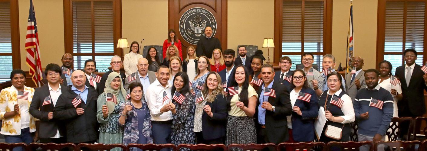 New U.S. citizens take Oath of Allegiance at ceremony in ��������