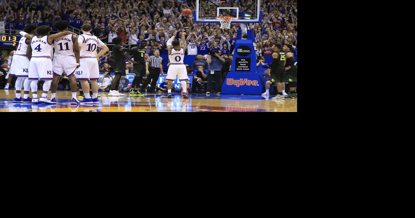 West Virginia's Devin Williams (5) looks to shoot during the