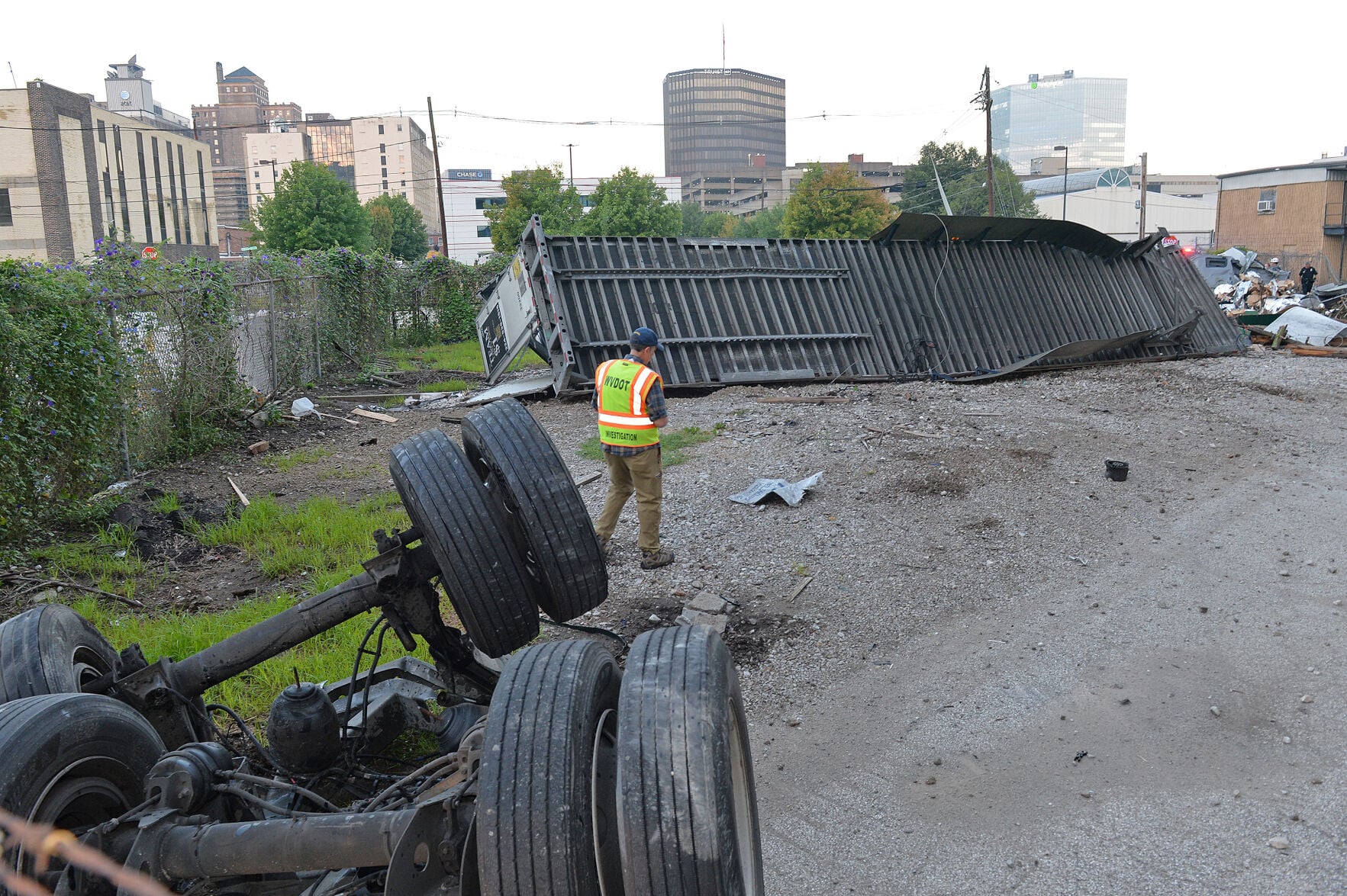 Semitruck falls off Interstate 64/77 in downtown ��������