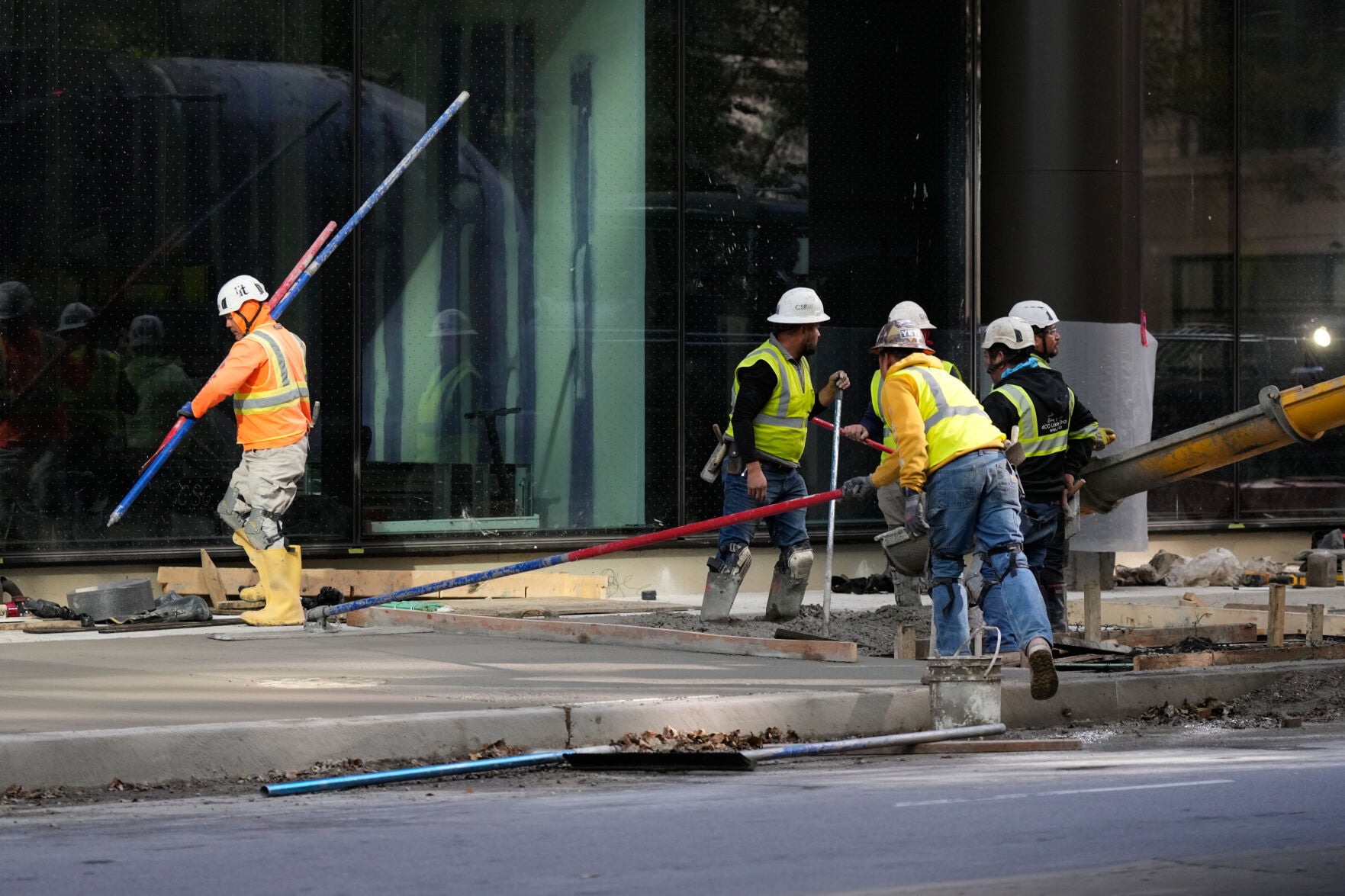 US jobless claims fell to 194,000 last week -- lowest since July | Ap ...